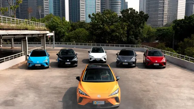 Industri otomotif terus mengalami perkembangan pesat, terutama dalam hal teknologi keselamatan pada mobil listrik. Memasuki tahun 2025, berbagai produsen mobil berlomba-lomba menghadirkan fitur keamanan canggih yang tidak hanya meningkatkan perlindungan bagi pengemudi dan penumpang, tetapi juga memberikan pengalaman berkendara yang lebih nyaman dan efisien. MG Motor, sebagai salah satu pemimpin dalam industri mobil listrik, telah menghadirkan berbagai fitur keamanan terbaru pada model-modelnya seperti MG 4 EV dan New MG ZS EV. Fitur-fitur ini didesain untuk mencegah kecelakaan, melindungi penumpang, serta mengoptimalkan respons kendaraan dalam situasi darurat. Artikel ini akan mengulas berbagai inovasi keamanan terbaru yang hadir di mobil listrik 2025 dan bagaimana teknologi ini dapat meningkatkan kenyamanan serta keselamatan Anda selama berkendara. 1. Sistem Advanced Driver Assistance Systems (ADAS) yang Lebih Canggih Mengapa ADAS Penting? ADAS adalah serangkaian teknologi berbasis sensor, kamera, dan radar yang membantu pengemudi dalam menghindari kecelakaan. Pada tahun 2025, sistem ADAS menjadi lebih cerdas dengan fitur-fitur yang lebih akurat dalam mendeteksi potensi bahaya dan memberikan peringatan lebih cepat. Fitur ADAS yang Ada di Mobil Listrik MG: Adaptive Cruise Control (ACC) – Mengatur kecepatan mobil secara otomatis berdasarkan jarak dengan kendaraan di depan. Lane Keeping Assist (LKA) – Membantu mobil tetap berada di jalur yang benar. Automatic Emergency Braking (AEB) – Mengerem secara otomatis saat ada objek atau kendaraan lain di depan yang terdeteksi berbahaya. Traffic Jam Assist (TJA) – Membantu mobil tetap berjalan dengan aman dalam kemacetan, mengurangi beban pengemudi saat lalu lintas padat. Dengan teknologi ADAS yang semakin maju, mobil listrik kini lebih aman untuk perjalanan jauh maupun berkendara di dalam kota. 2. Sensor 360 Derajat dan Kamera AI Apa yang Baru di Tahun 2025? Mobil listrik kini dilengkapi dengan sistem sensor 360 derajat yang memungkinkan kendaraan untuk memiliki visi menyeluruh terhadap lingkungan sekitarnya. Ini berguna untuk mengurangi titik buta dan meningkatkan akurasi dalam mendeteksi objek di sekitar kendaraan. Keunggulan Kamera AI di Mobil Listrik MG: Kamera HD dengan AI Detection – Memungkinkan mobil untuk mengenali kendaraan lain, pejalan kaki, dan rambu lalu lintas secara lebih akurat. Bird’s Eye View Camera – Menyediakan tampilan 360 derajat untuk memudahkan parkir di tempat sempit. Night Vision Camera – Membantu pengemudi melihat lebih jelas di malam hari atau dalam kondisi minim cahaya. Dengan fitur ini, pengemudi memiliki visibilitas yang lebih baik dan dapat menghindari kecelakaan dengan lebih cepat. 3. Sistem Pengereman Regeneratif dengan Keamanan Lebih Baik Bagaimana Pengereman Regeneratif Meningkatkan Keamanan? Pengereman regeneratif bukan hanya membantu menghemat energi baterai, tetapi juga meningkatkan kontrol kendaraan di berbagai kondisi jalan. Pada tahun 2025, sistem ini telah diperbarui dengan teknologi yang lebih canggih. Inovasi Baru dalam Regenerative Braking: Pengaturan Mode Pengereman yang Fleksibel – Pengemudi dapat memilih level pengereman regeneratif yang sesuai dengan kebutuhan perjalanan. One-Pedal Driving Mode – Memungkinkan pengemudi mengurangi kecepatan kendaraan hanya dengan melepas pedal akselerasi, membuat pengalaman berkendara lebih nyaman dan aman. Pengereman yang Lebih Responsif di Jalan Licin – Membantu mencegah selip di kondisi jalan basah atau berbatu. Dengan sistem ini, pengemudi memiliki kontrol yang lebih baik terhadap kendaraan, terutama dalam kondisi jalan yang menantang. 4. Keamanan Baterai: Teknologi Perlindungan yang Lebih Canggih Mengapa Perlindungan Baterai Itu Penting? Baterai adalah jantung dari mobil listrik, sehingga teknologi keamanan baterai terus dikembangkan untuk menghindari risiko seperti overheating, korsleting, atau kebocoran daya. Teknologi Keamanan Baterai di Mobil Listrik MG: Sertifikasi IP67 untuk Ketahanan terhadap Air dan Debu – Melindungi baterai dari kondisi ekstrem, termasuk saat melewati jalanan yang tergenang air. Thermal Management System – Mengontrol suhu baterai agar tetap stabil, mencegah panas berlebih yang bisa menyebabkan degradasi daya lebih cepat. Crash Protection System – Menambahkan lapisan pelindung pada baterai untuk mengurangi dampak benturan saat kecelakaan. Dengan perlindungan ini, mobil listrik semakin aman digunakan dalam berbagai kondisi cuaca dan jalan. 5. Sistem Keamanan Cyber untuk Mobil Listrik Apa Itu Keamanan Cyber di Mobil Listrik? Di era mobil pintar yang terhubung dengan internet, keamanan siber menjadi prioritas utama. Mobil listrik modern kini memiliki berbagai fitur yang terkoneksi ke jaringan dan dapat dikontrol melalui aplikasi, sehingga perlindungan dari peretasan menjadi sangat penting. Fitur Cybersecurity di Mobil Listrik 2025: Firewall dan Enkripsi Data – Melindungi informasi pengguna dari akses yang tidak sah. Two-Factor Authentication untuk Akses Kendaraan – Menambah lapisan keamanan saat menggunakan aplikasi pengendali mobil. Real-Time Monitoring dan Remote Shut-Down – Memungkinkan pemilik kendaraan untuk menonaktifkan mobil dari jarak jauh jika terjadi percobaan pencurian. Dengan teknologi keamanan ini, mobil listrik tidak hanya aman dari kecelakaan, tetapi juga dari ancaman digital. 6. Sistem Penghindaran Tabrakan Otomatis (Collision Avoidance System) Bagaimana Teknologi Ini Bekerja? Sistem ini menggunakan kombinasi radar, sensor ultrasonik, dan kecerdasan buatan (AI) untuk mendeteksi potensi tabrakan dan mengambil tindakan otomatis jika pengemudi tidak bereaksi tepat waktu. Fitur Canggih di Tahun 2025: Pedestrian Detection System – Menghentikan mobil secara otomatis jika ada pejalan kaki yang melintas secara tiba-tiba. Side Collision Prevention – Membantu mencegah tabrakan dengan kendaraan lain saat berpindah jalur. Rear Collision Warning – Memberikan peringatan dan pengereman otomatis saat mendeteksi objek di belakang kendaraan. Teknologi ini sangat berguna untuk menghindari kecelakaan, terutama di jalanan padat dan persimpangan. Kesimpulan: Mobil Listrik 2025 Lebih Aman dan Cerdas Teknologi keamanan dalam mobil listrik tahun 2025 semakin canggih dan inovatif, memberikan perlindungan maksimal bagi pengemudi dan penumpang. Dengan fitur seperti ADAS yang lebih akurat, kamera AI, sistem pengereman regeneratif, dan keamanan siber, pengalaman berkendara menjadi lebih nyaman dan aman. Mobil listrik MG kini lebih aman berkat fitur-fitur canggih seperti Adaptive Cruise Control dan Lane Keeping Assist. Teknologi kamera 360 derajat dan night vision membantu meningkatkan visibilitas di segala kondisi. Keamanan baterai yang lebih baik memastikan mobil listrik tetap aman di berbagai situasi. Jika Anda ingin merasakan teknologi keamanan terbaru dalam mobil listrik, kunjungi MG Motor Indonesia dan temukan mobil listrik MG dengan fitur keamanan tercanggih di tahun 2025!